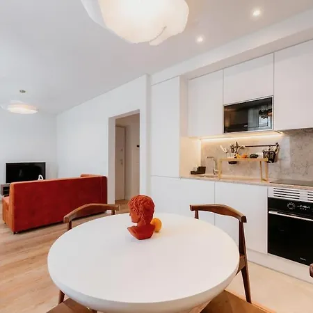 Orange House - Beautiful Two-bedroom 1d