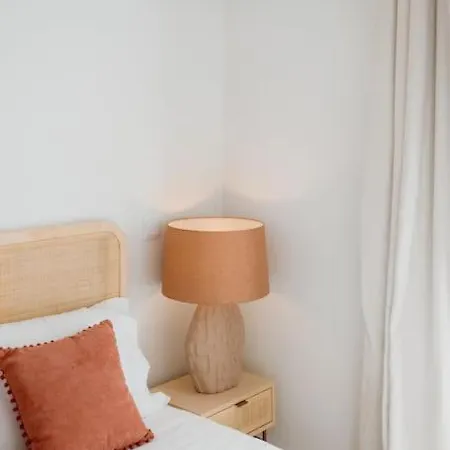 Orange House - Beautiful Two-bedroom 1d Apartment Lisbon