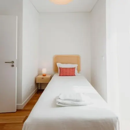Orange House - Beautiful Two-bedroom 1d Lejlighed *