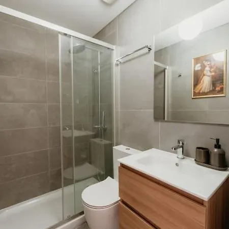 Orange House - Beautiful Two-bedroom 1d Apartment Lisbon